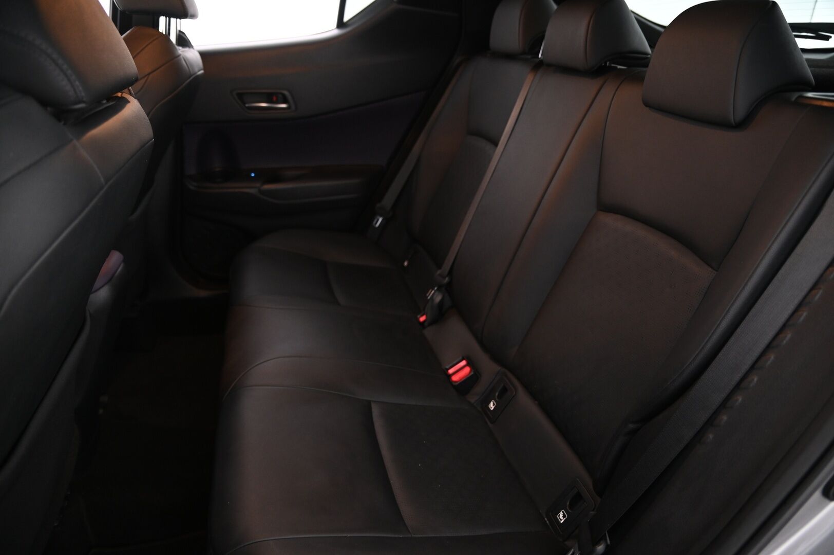 Toyota C-HR 2017 *JBL / ACC / Avaimeton kulku / Park Assist / P*Kamera / Blis* - *Merkkihuollettu / 2x renkaat / Lohkolämmitin sisätilalämmittimellä* - HULLU BLACKWEEK KORKOTARJOUS 2,49%