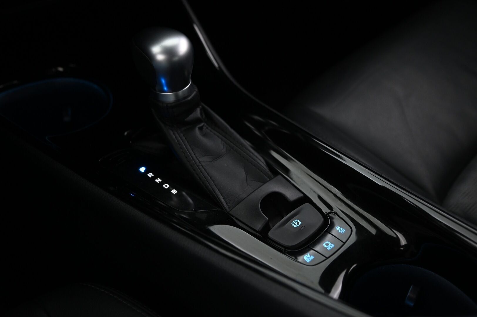 Toyota C-HR 2017 *JBL / ACC / Avaimeton kulku / Park Assist / P*Kamera / Blis* - *Merkkihuollettu / 2x renkaat / Lohkolämmitin sisätilalämmittimellä* - HULLU BLACKWEEK KORKOTARJOUS 2,49%