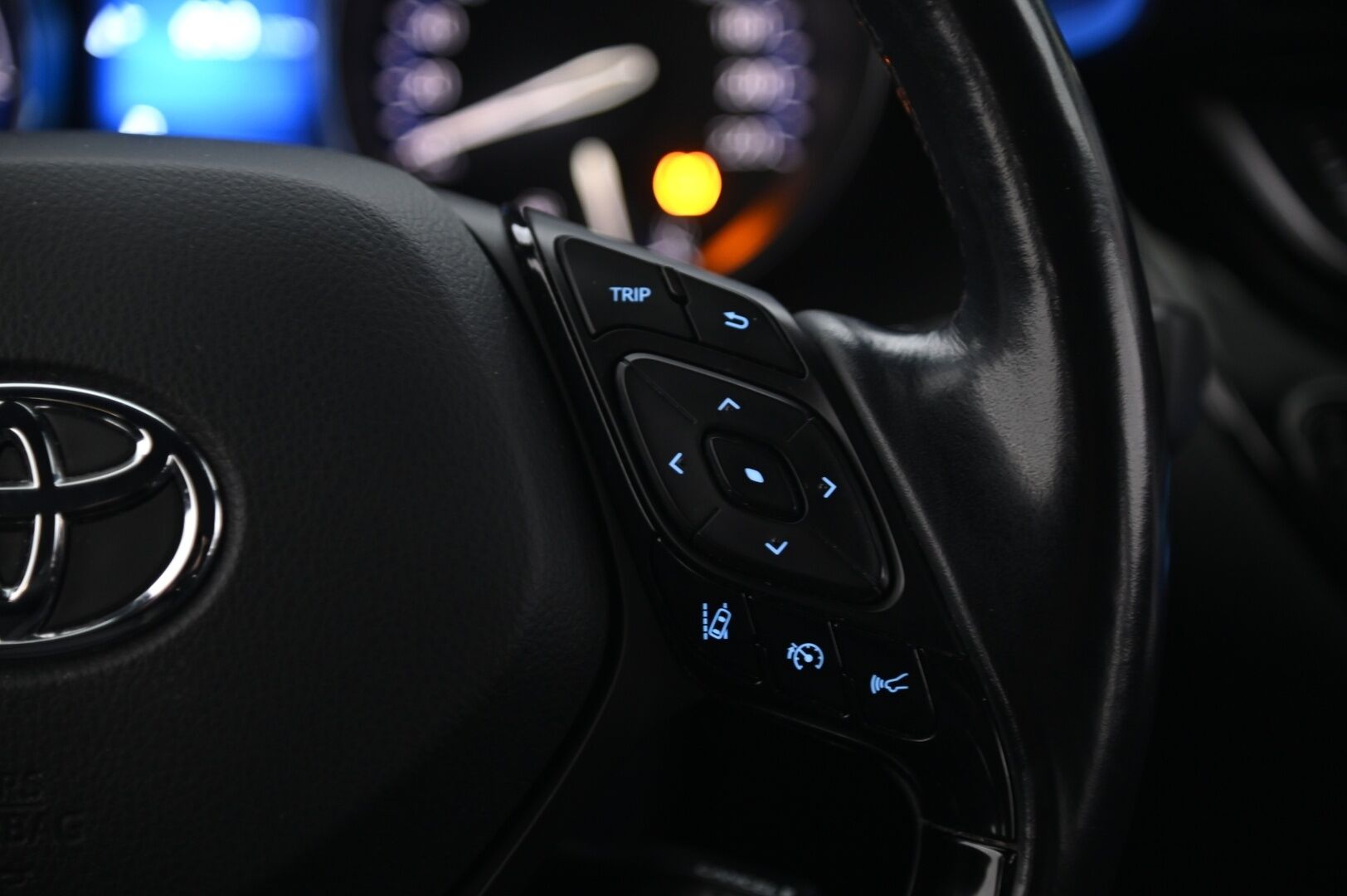 Toyota C-HR 2017 *JBL / ACC / Avaimeton kulku / Park Assist / P*Kamera / Blis* - *Merkkihuollettu / 2x renkaat / Lohkolämmitin sisätilalämmittimellä* - HULLU BLACKWEEK KORKOTARJOUS 2,49%