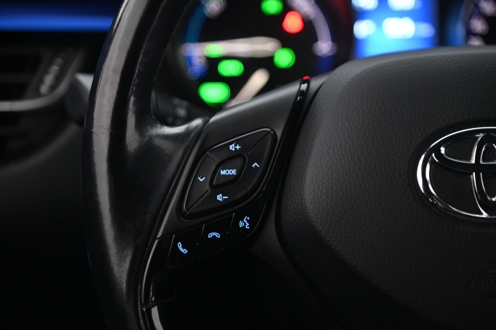 Toyota C-HR 2017 *JBL / ACC / Avaimeton kulku / Park Assist / P*Kamera / Blis* - *Merkkihuollettu / 2x renkaat / Lohkolämmitin sisätilalämmittimellä* - HULLU BLACKWEEK KORKOTARJOUS 2,49%