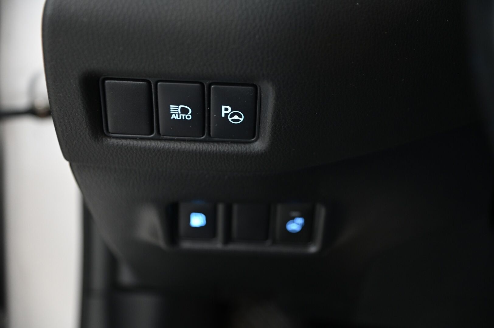 Toyota C-HR 2017 *JBL / ACC / Avaimeton kulku / Park Assist / P*Kamera / Blis* - *Merkkihuollettu / 2x renkaat / Lohkolämmitin sisätilalämmittimellä* - HULLU BLACKWEEK KORKOTARJOUS 2,49%