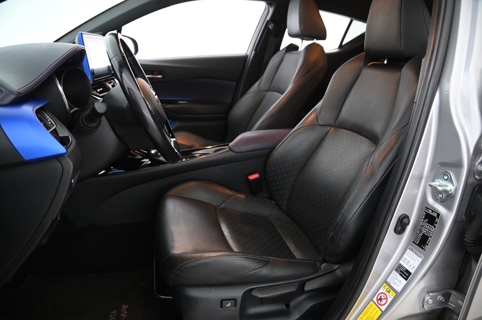 Toyota C-HR 2017 *JBL / ACC / Avaimeton kulku / Park Assist / P*Kamera / Blis* - *Merkkihuollettu / 2x renkaat / Lohkolämmitin sisätilalämmittimellä* - HULLU BLACKWEEK KORKOTARJOUS 2,49%