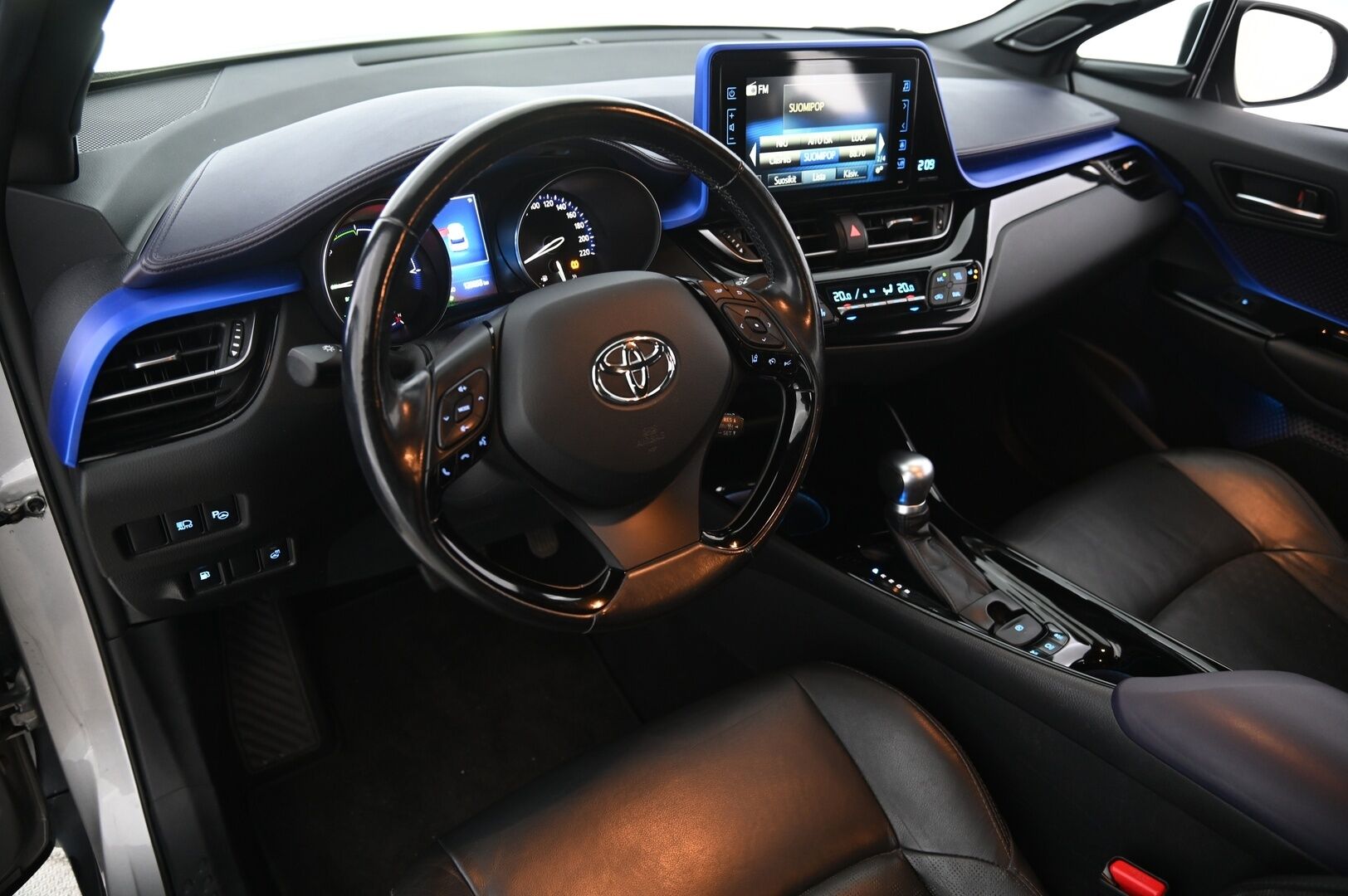 Toyota C-HR 2017 *JBL / ACC / Avaimeton kulku / Park Assist / P*Kamera / Blis* - *Merkkihuollettu / 2x renkaat / Lohkolämmitin sisätilalämmittimellä* - HULLU BLACKWEEK KORKOTARJOUS 2,49%