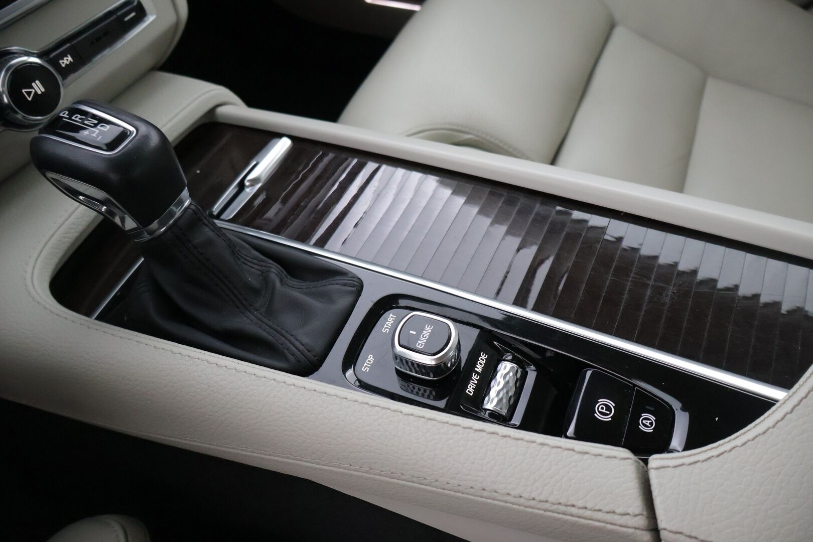 Volvo S90 2017 D4 AWD Inscription aut * Webasto / Autopilot / Koukku / Blis / ACC / Peruutuskamera / Keylessgo * - * Suomi-auto / 2xrenkaat / Ei Adblueta *