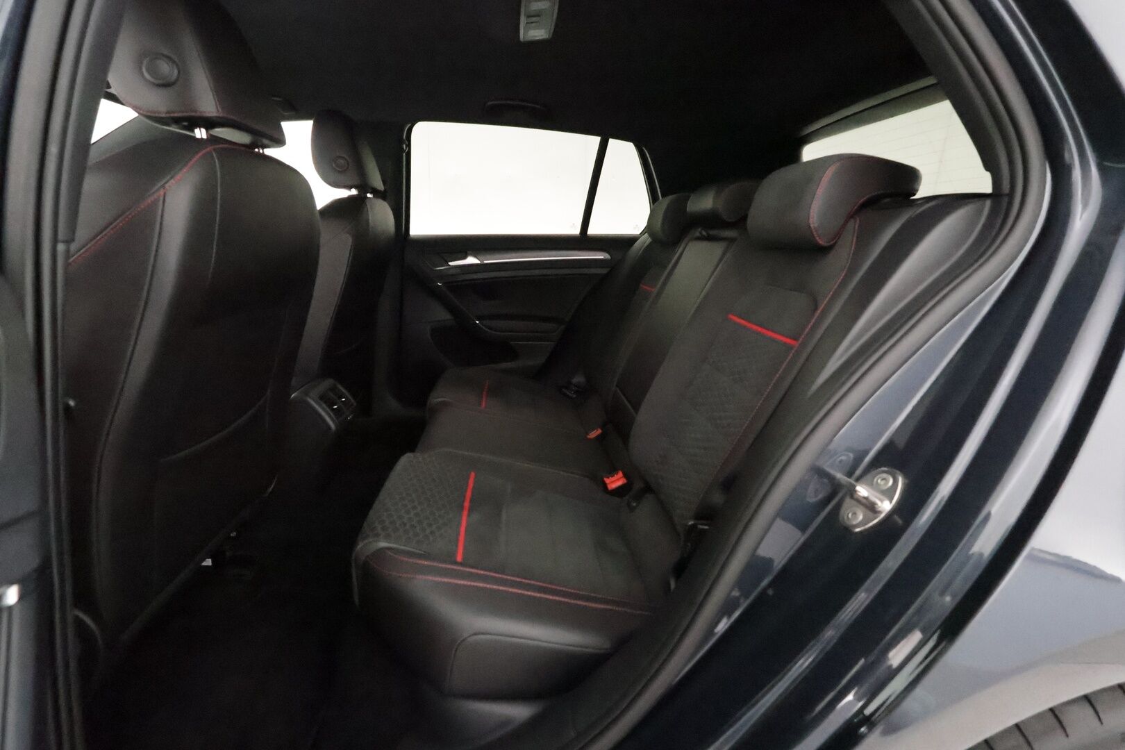 Volkswagen Golf 2017 GTI 2,0 TSI 169 kW (230 hv) DSG-autm.** Facelift / Adapt.vakkari / Digimittaristo / P.kamera / Nahka-alcantara sisusta / Keyless - Suomi-Auto / Apple&Android / Sporttipenkit