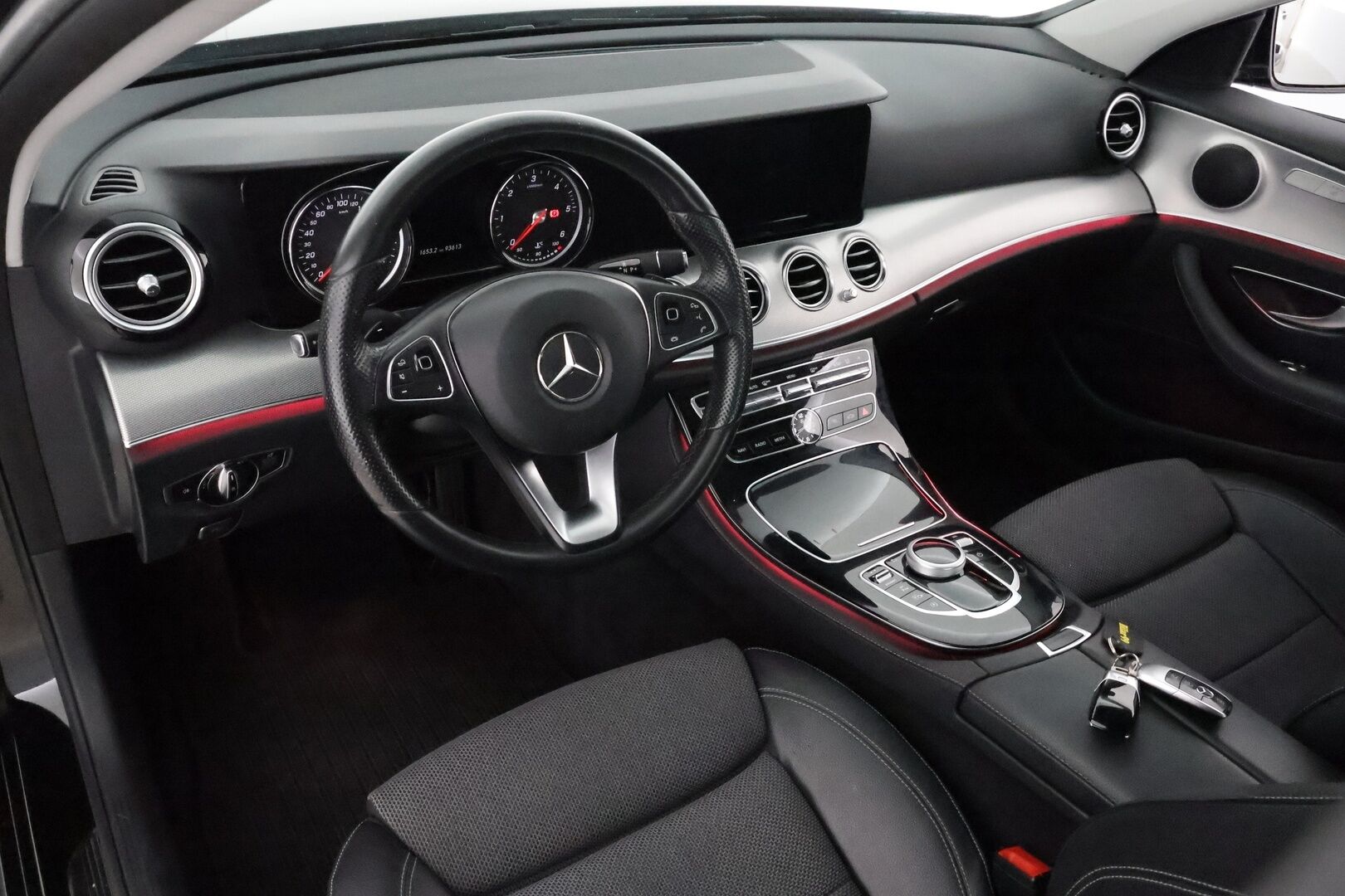 Mercedes-Benz E 2017 220 d A Premium Business ** Distronic PRO / P.Kamera / LED-High Performance / Navi / Sporttipenkit / Lohkolämmitin  ** - Suomi-auto / 2x Renkaat
