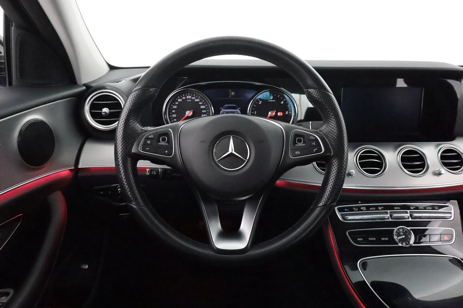 Mercedes-Benz E 2017 220 d A Premium Business ** Distronic PRO / P.Kamera / LED-High Performance / Navi / Sporttipenkit / Lohkolämmitin  ** - Suomi-auto / 2x Renkaat