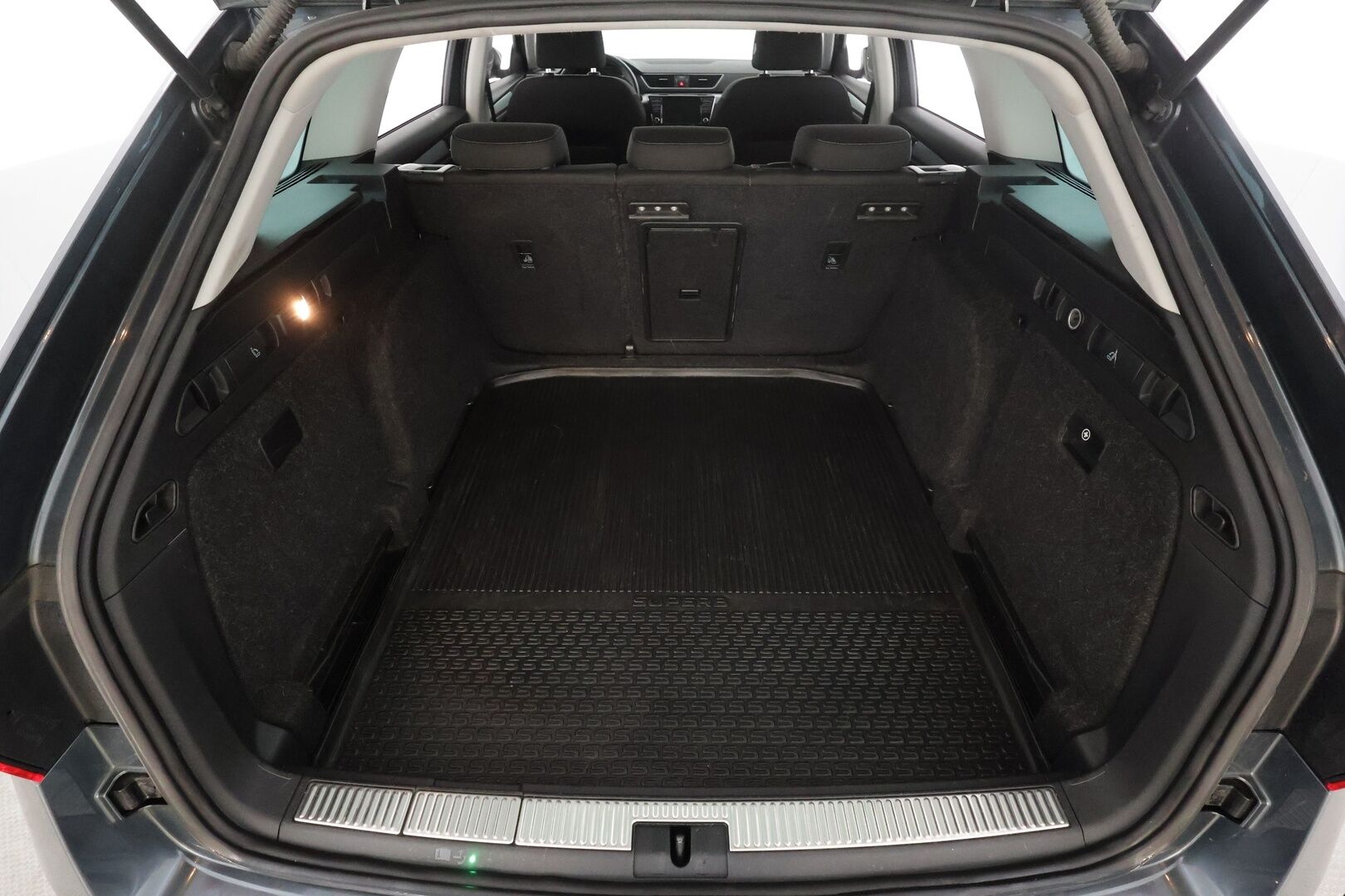 Skoda Superb 2017 Combi 1,8 TSI Ambition DSG * Canton / Webasto / Koukku / Vakkari / Xenon / P.Tutkat / Muistipenkki / Katveavustin * - Suomi-auto / Kahdet renkaat aluvanteilla