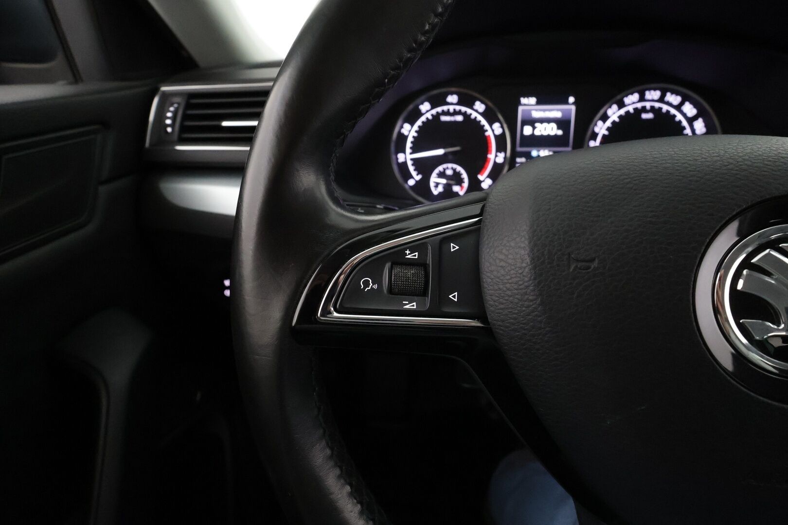 Skoda Superb 2017 Combi 1,8 TSI Ambition DSG * Canton / Webasto / Koukku / Vakkari / Xenon / P.Tutkat / Muistipenkki / Katveavustin * - Suomi-auto / Kahdet renkaat aluvanteilla