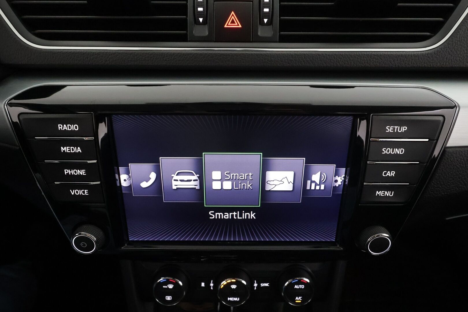 Skoda Superb 2017 Combi 1,8 TSI Ambition DSG * Canton / Webasto / Koukku / Vakkari / Xenon / P.Tutkat / Muistipenkki / Katveavustin * - Suomi-auto / Kahdet renkaat aluvanteilla