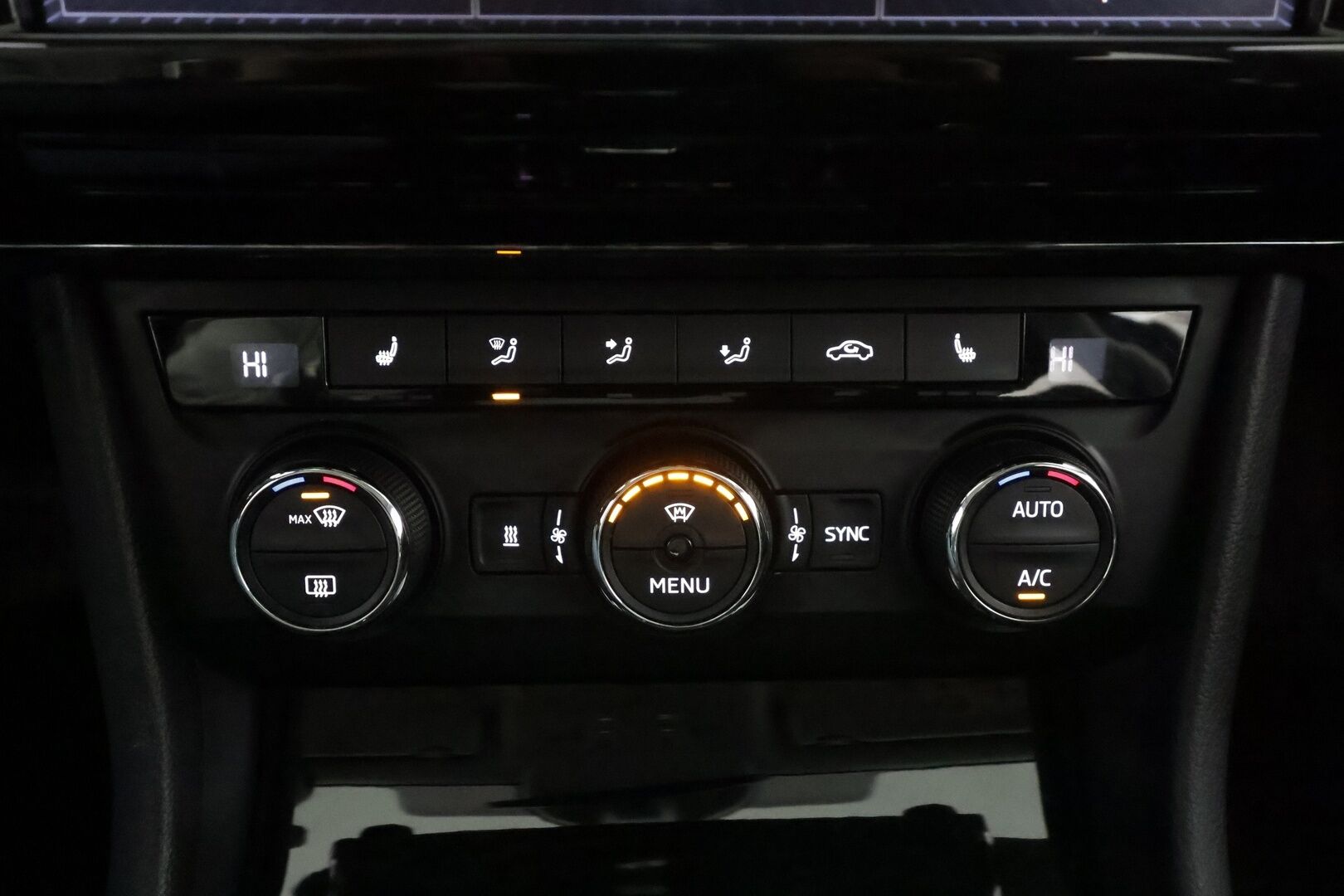 Skoda Superb 2017 Combi 1,8 TSI Ambition DSG * Canton / Webasto / Koukku / Vakkari / Xenon / P.Tutkat / Muistipenkki / Katveavustin * - Suomi-auto / Kahdet renkaat aluvanteilla