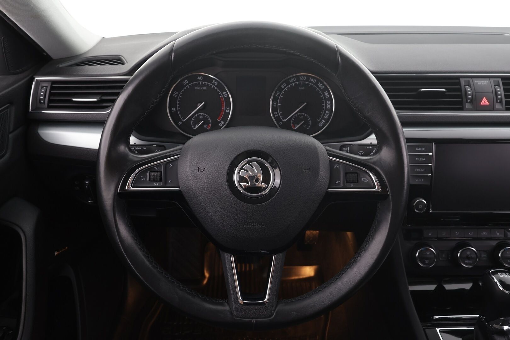 Skoda Superb 2017 Combi 1,8 TSI Ambition DSG * Canton / Webasto / Koukku / Vakkari / Xenon / P.Tutkat / Muistipenkki / Katveavustin * - Suomi-auto / Kahdet renkaat aluvanteilla