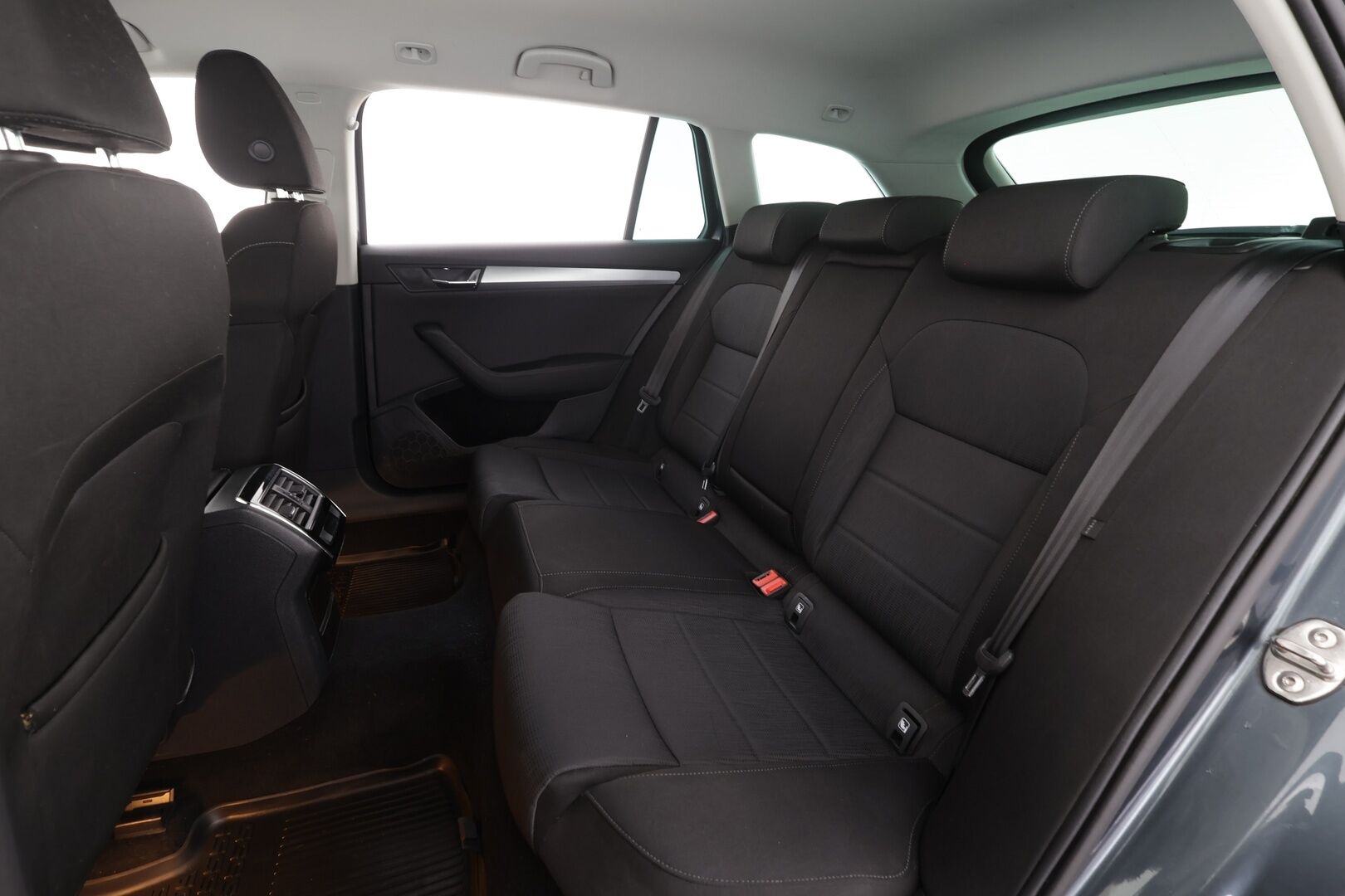 Skoda Superb 2017 Combi 1,8 TSI Ambition DSG * Canton / Webasto / Koukku / Vakkari / Xenon / P.Tutkat / Muistipenkki / Katveavustin * - Suomi-auto / Kahdet renkaat aluvanteilla