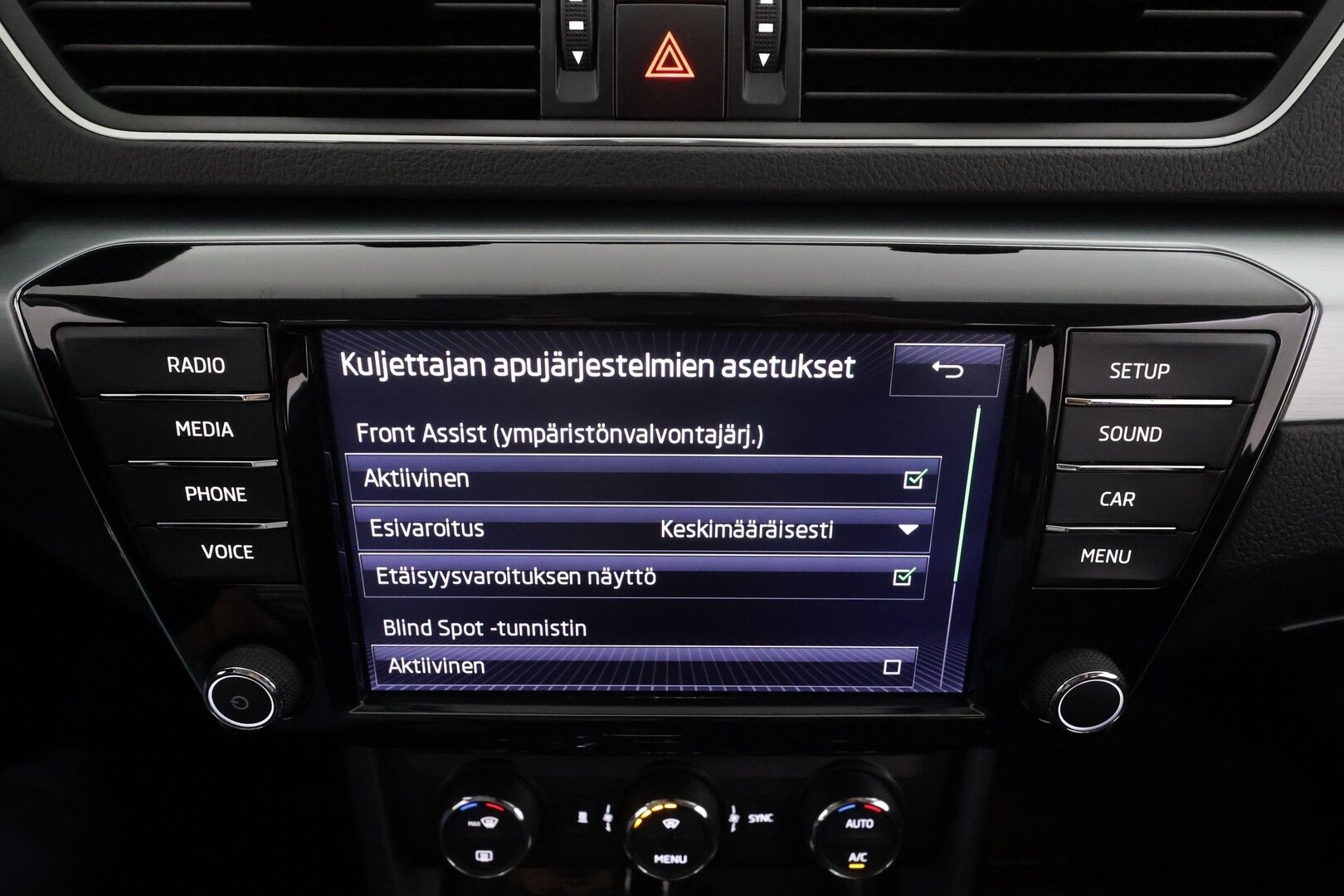 Skoda Superb 2017 Combi 1,8 TSI Ambition DSG * Canton / Webasto / Koukku / Vakkari / Xenon / P.Tutkat / Muistipenkki / Katveavustin * - Suomi-auto / Kahdet renkaat aluvanteilla