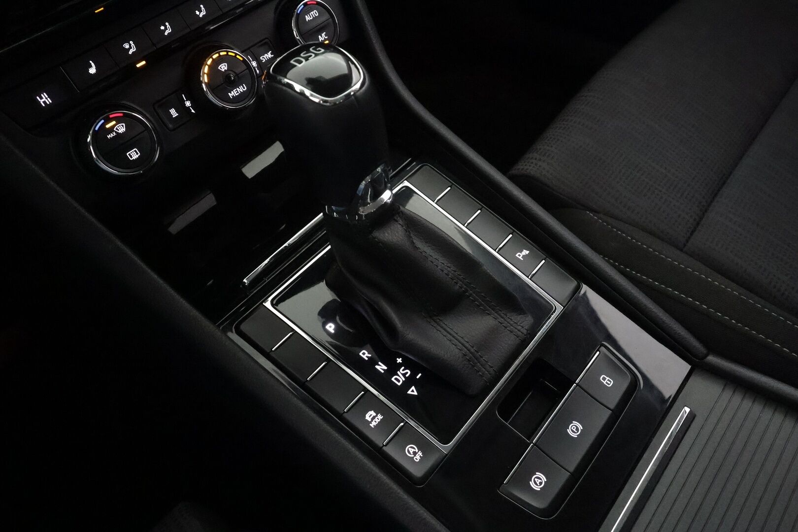 Skoda Superb 2017 Combi 1,8 TSI Ambition DSG * Canton / Webasto / Koukku / Vakkari / Xenon / P.Tutkat / Muistipenkki / Katveavustin * - Suomi-auto / Kahdet renkaat aluvanteilla