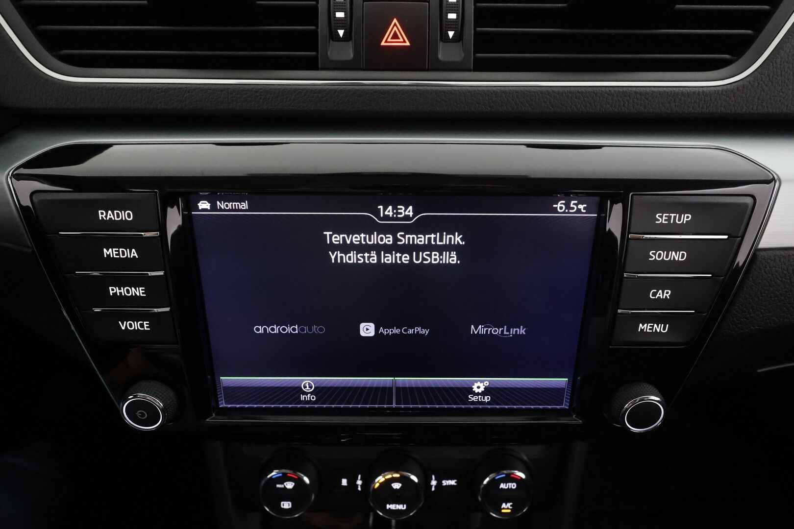 Skoda Superb 2017 Combi 1,8 TSI Ambition DSG * Canton / Webasto / Koukku / Vakkari / Xenon / P.Tutkat / Muistipenkki / Katveavustin * - Suomi-auto / Kahdet renkaat aluvanteilla