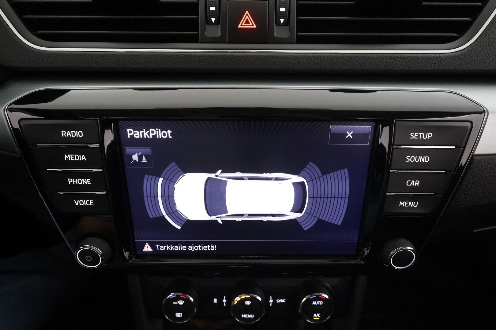 Skoda Superb 2017 Combi 1,8 TSI Ambition DSG * Canton / Webasto / Koukku / Vakkari / Xenon / P.Tutkat / Muistipenkki / Katveavustin * - Suomi-auto / Kahdet renkaat aluvanteilla