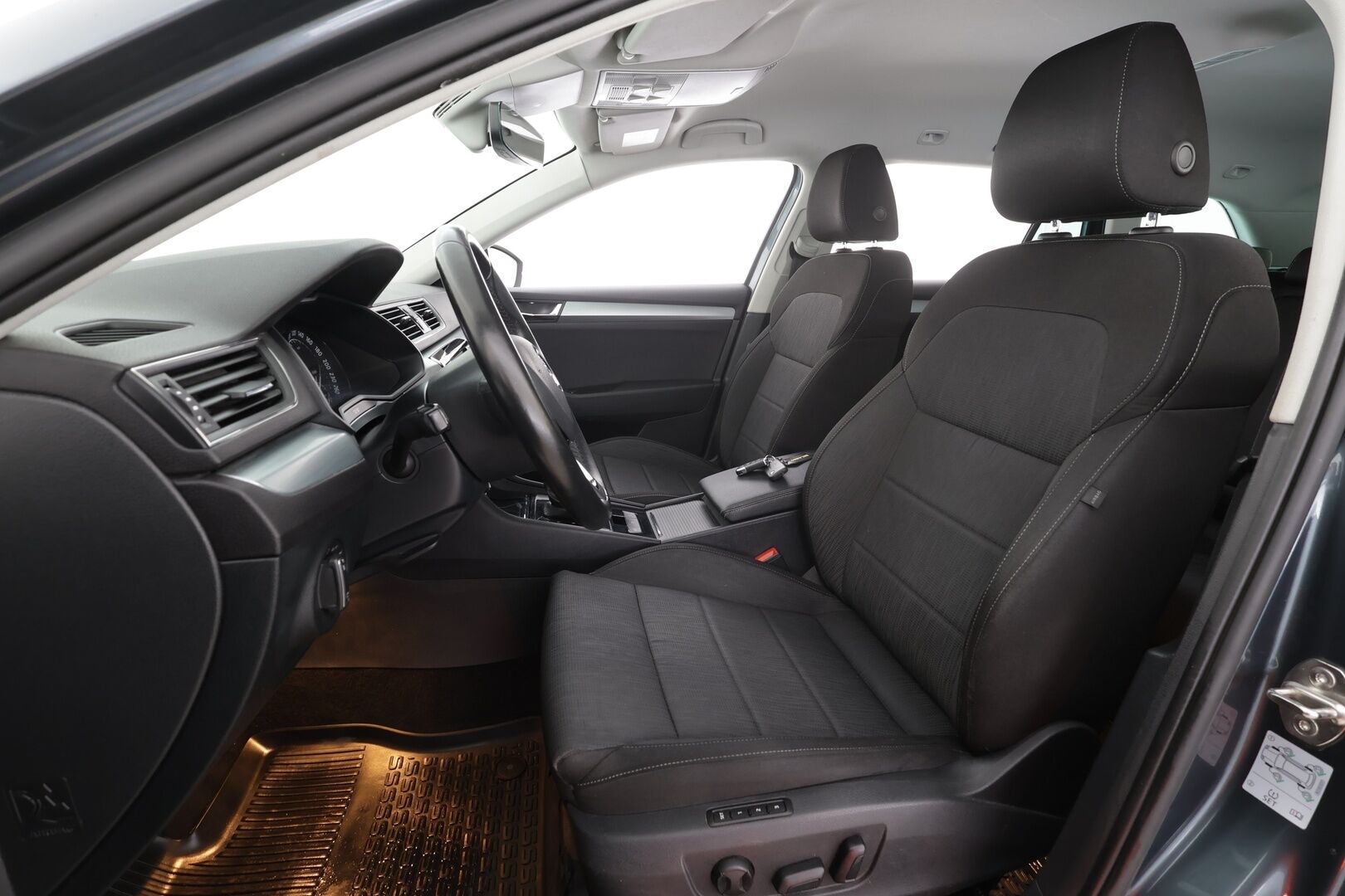 Skoda Superb 2017 Combi 1,8 TSI Ambition DSG * Canton / Webasto / Koukku / Vakkari / Xenon / P.Tutkat / Muistipenkki / Katveavustin * - Suomi-auto / Kahdet renkaat aluvanteilla