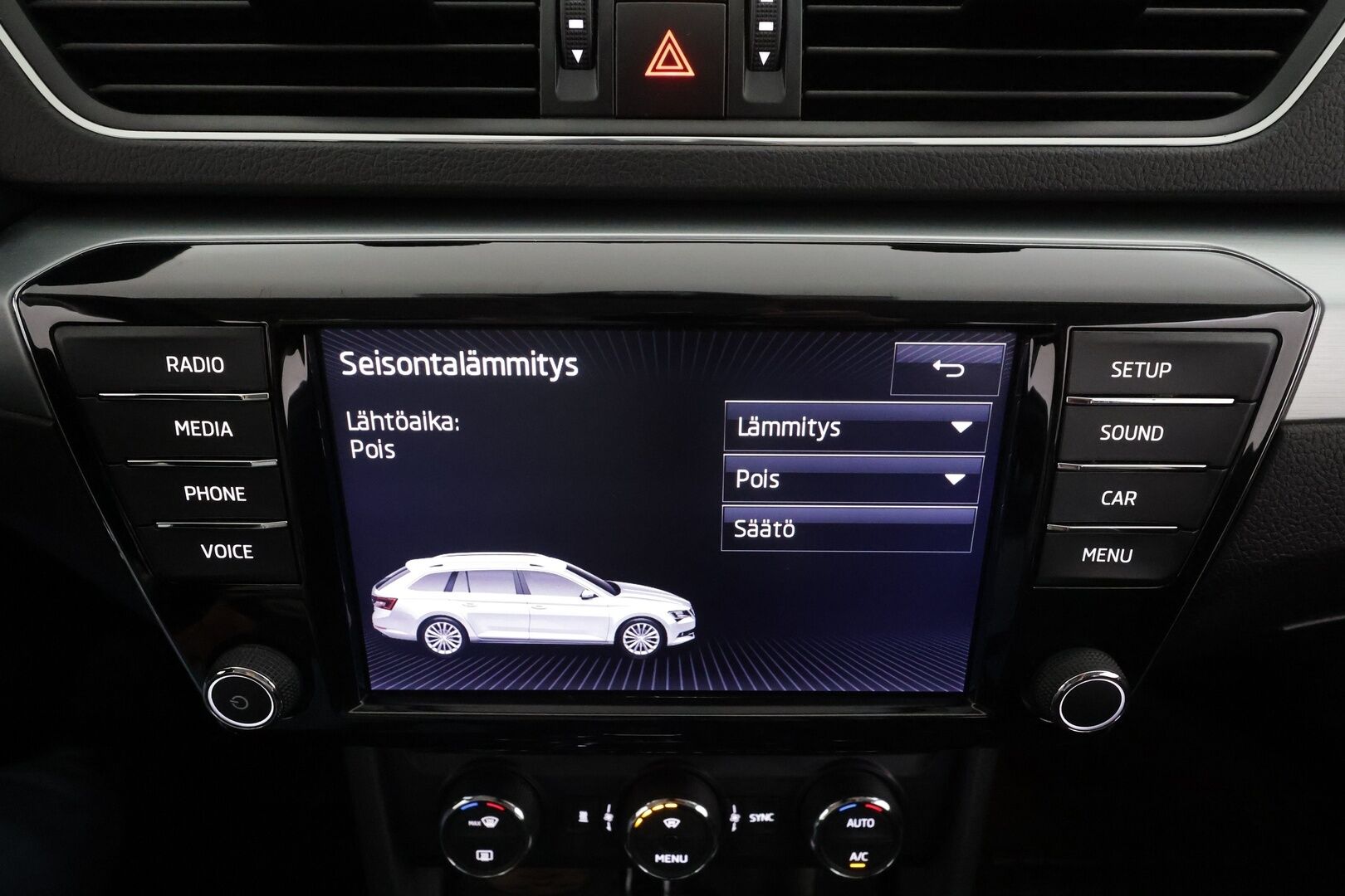 Skoda Superb 2017 Combi 1,8 TSI Ambition DSG * Canton / Webasto / Koukku / Vakkari / Xenon / P.Tutkat / Muistipenkki / Katveavustin * - Suomi-auto / Kahdet renkaat aluvanteilla