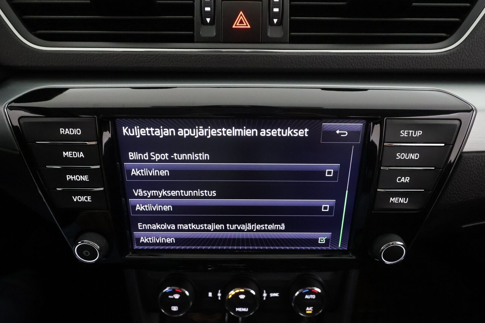 Skoda Superb 2017 Combi 1,8 TSI Ambition DSG * Canton / Webasto / Koukku / Vakkari / Xenon / P.Tutkat / Muistipenkki / Katveavustin * - Suomi-auto / Kahdet renkaat aluvanteilla