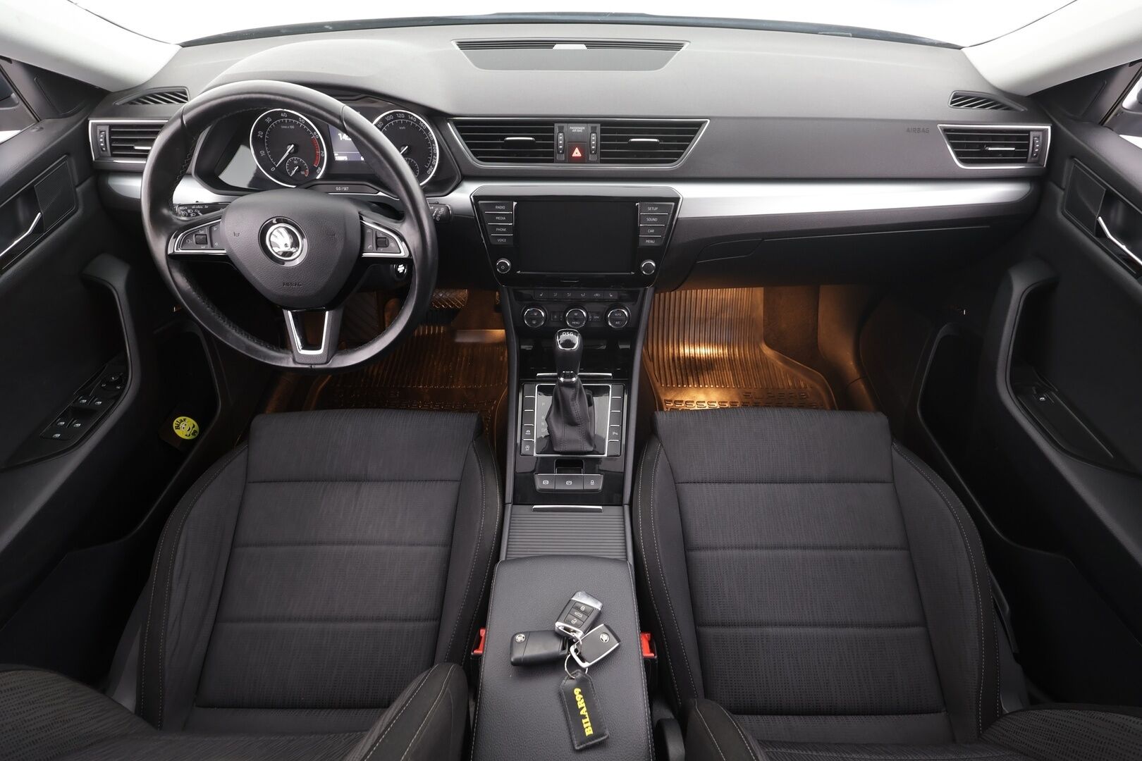 Skoda Superb 2017 Combi 1,8 TSI Ambition DSG * Canton / Webasto / Koukku / Vakkari / Xenon / P.Tutkat / Muistipenkki / Katveavustin * - Suomi-auto / Kahdet renkaat aluvanteilla