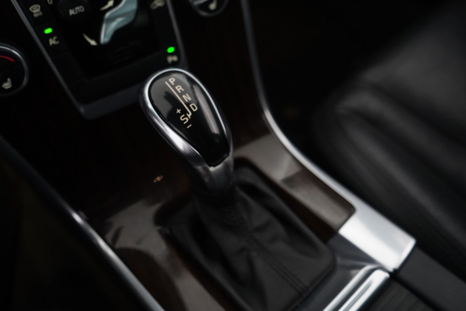 Volvo XC60 2014 D3 Business Summum aut * Webasto / Nahkasisusta / Premium Sound / Sähkökontti / Parkkitutkat * - Juuri katsastettu / Jakohihna vaihdettu 12/25