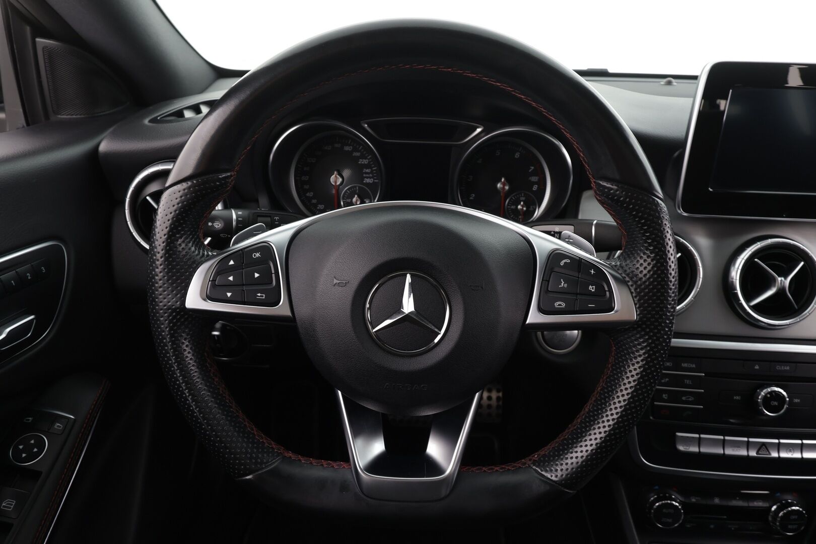 Mercedes-Benz CLA 2017 200 A Shooting Brake Business AMG * Koukku / LED / P.Kamera / Sisätilanlämmitin / Sportpenkki Muistilla * - Lasikattoluukku / Kahdet renkaat aluvanteilla