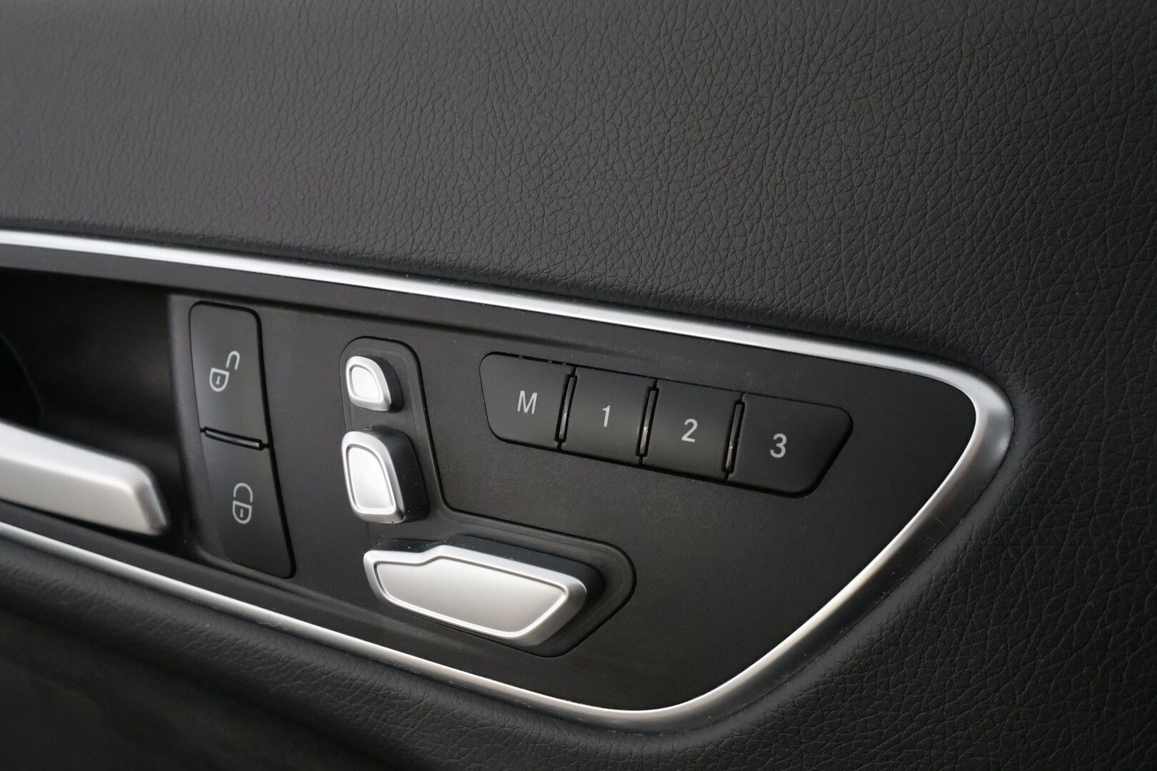 Mercedes-Benz CLA 2017 200 A Shooting Brake Business AMG * Koukku / LED / P.Kamera / Sisätilanlämmitin / Sportpenkki Muistilla * - Lasikattoluukku / Kahdet renkaat aluvanteilla