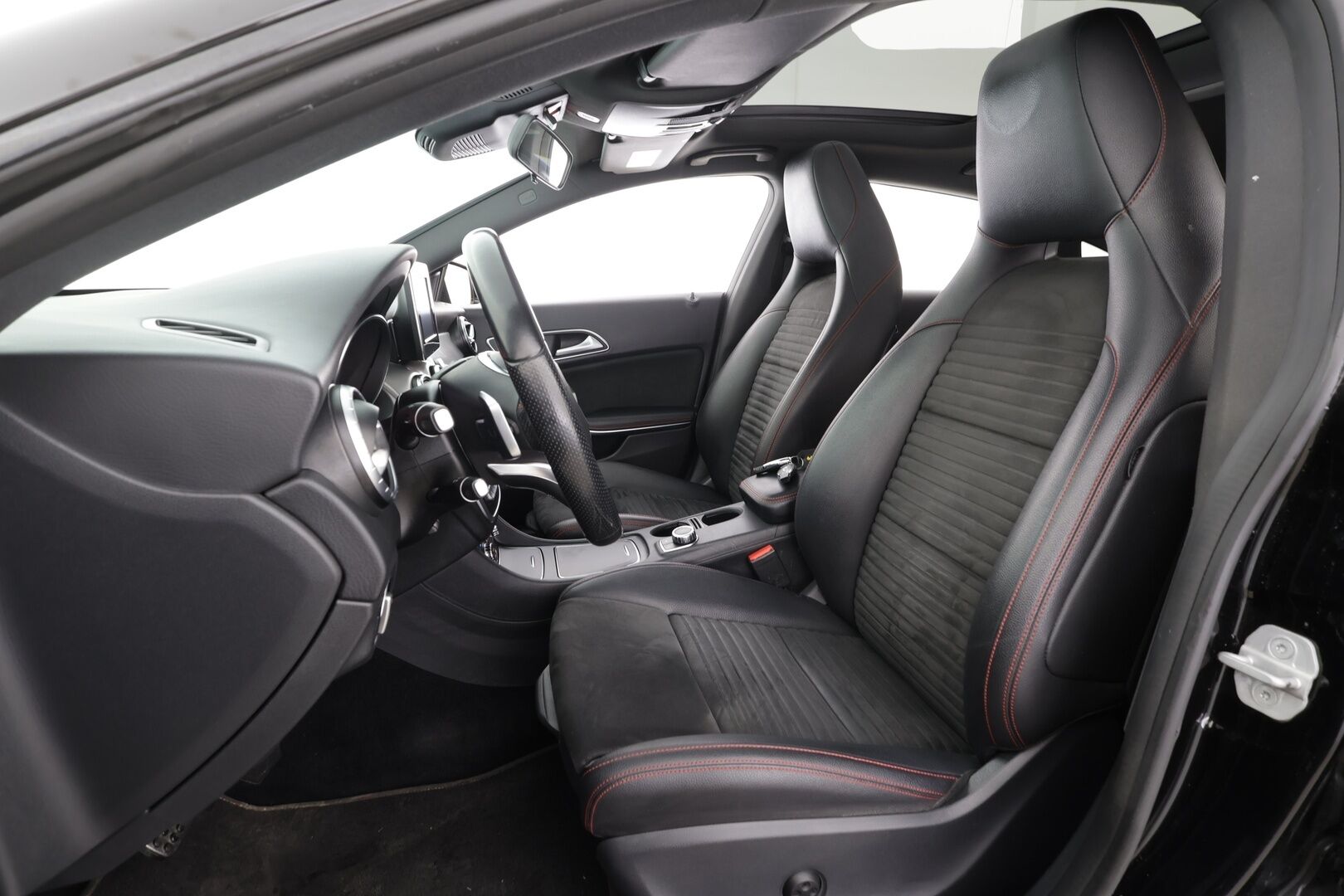 Mercedes-Benz CLA 2017 200 A Shooting Brake Business AMG * Koukku / LED / P.Kamera / Sisätilanlämmitin / Sportpenkki Muistilla * - Lasikattoluukku / Kahdet renkaat aluvanteilla