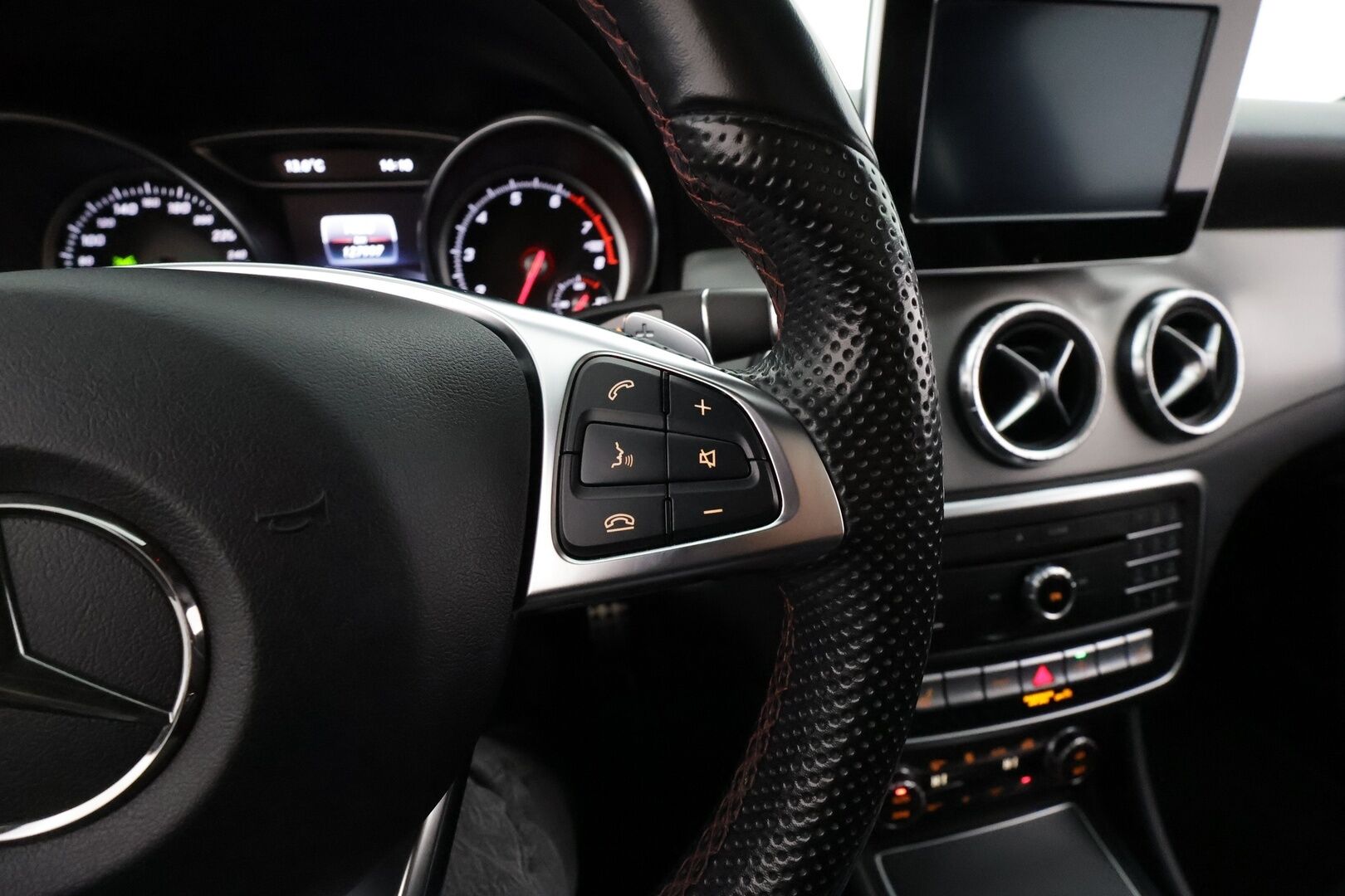 Mercedes-Benz CLA 2017 200 A Shooting Brake Business AMG * Koukku / LED / P.Kamera / Sisätilanlämmitin / Sportpenkki Muistilla * - Lasikattoluukku / Kahdet renkaat aluvanteilla