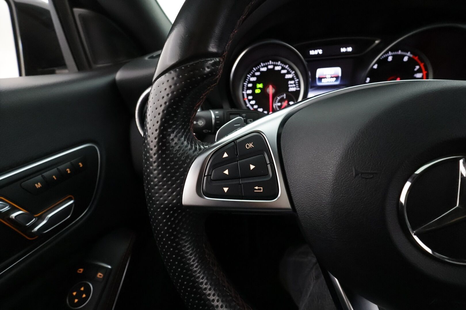 Mercedes-Benz CLA 2017 200 A Shooting Brake Business AMG * Koukku / LED / P.Kamera / Sisätilanlämmitin / Sportpenkki Muistilla * - Lasikattoluukku / Kahdet renkaat aluvanteilla