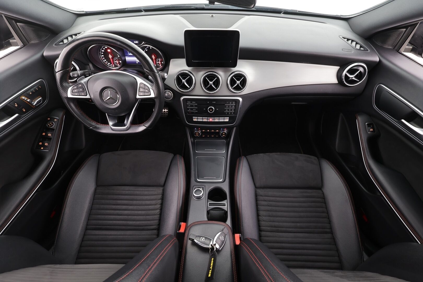 Mercedes-Benz CLA 2017 200 A Shooting Brake Business AMG * Koukku / LED / P.Kamera / Sisätilanlämmitin / Sportpenkki Muistilla * - Lasikattoluukku / Kahdet renkaat aluvanteilla