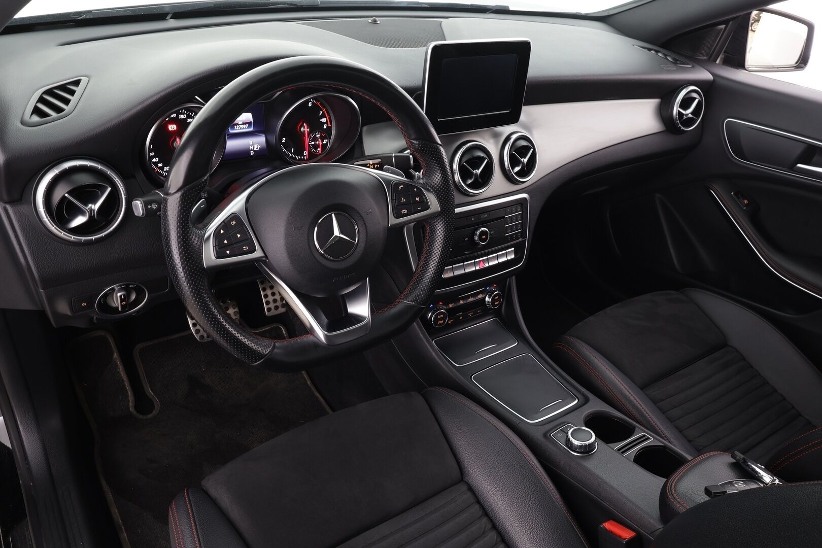 Mercedes-Benz CLA 2017 200 A Shooting Brake Business AMG * Koukku / LED / P.Kamera / Sisätilanlämmitin / Sportpenkki Muistilla * - Lasikattoluukku / Kahdet renkaat aluvanteilla