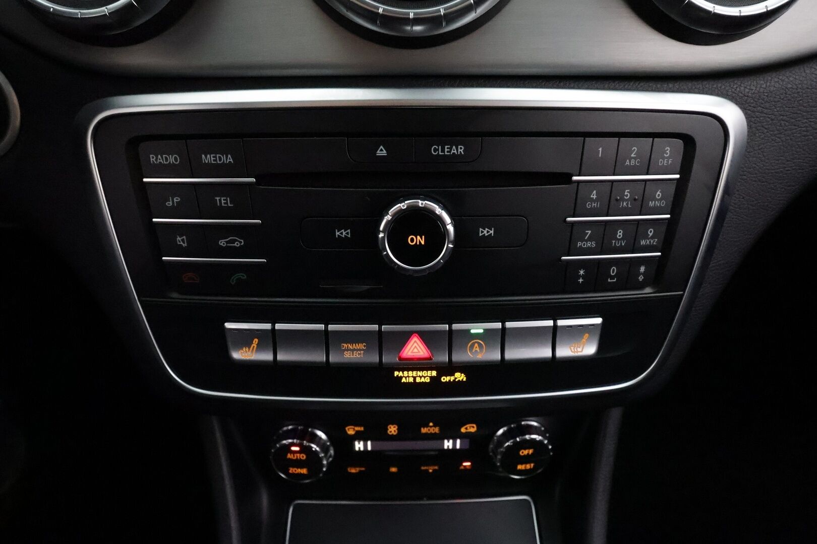 Mercedes-Benz CLA 2017 200 A Shooting Brake Business AMG * Koukku / LED / P.Kamera / Sisätilanlämmitin / Sportpenkki Muistilla * - Lasikattoluukku / Kahdet renkaat aluvanteilla