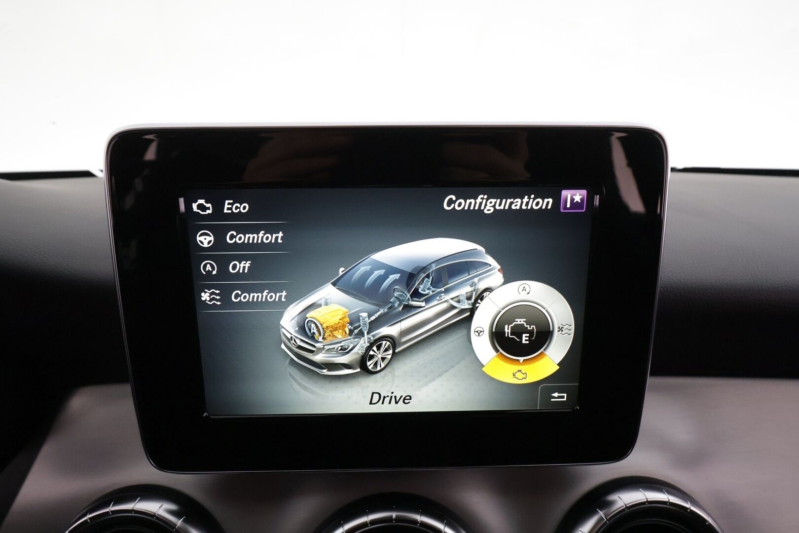 Mercedes-Benz CLA 2017 200 A Shooting Brake Business AMG * Koukku / LED / P.Kamera / Sisätilanlämmitin / Sportpenkki Muistilla * - Lasikattoluukku / Kahdet renkaat aluvanteilla