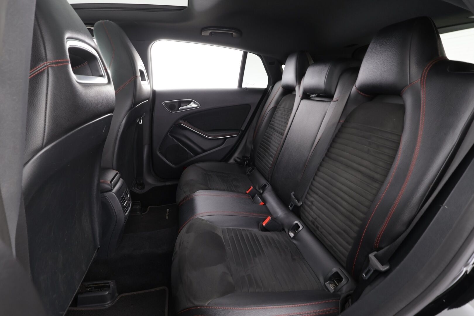 Mercedes-Benz CLA 2017 200 A Shooting Brake Business AMG * Koukku / LED / P.Kamera / Sisätilanlämmitin / Sportpenkki Muistilla * - Lasikattoluukku / Kahdet renkaat aluvanteilla