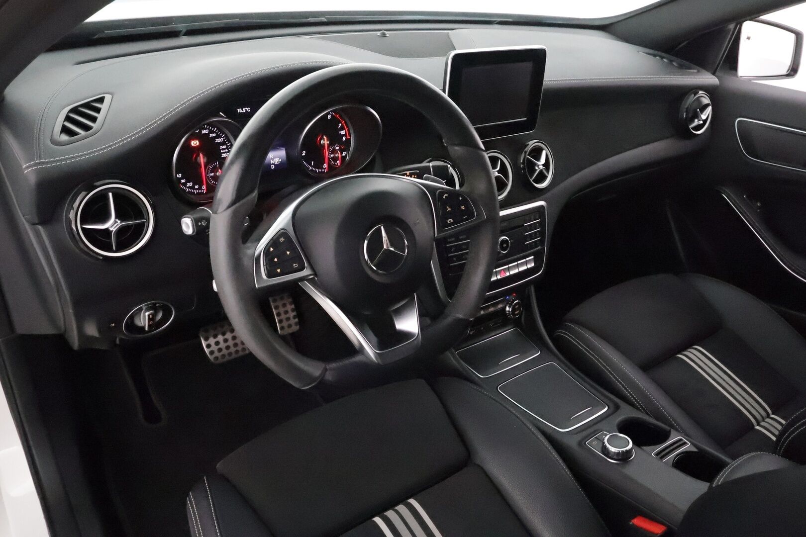 Mercedes-Benz A 2017 180 A White Art Edition AMG **LED-High Performance / P.Kamera / Vakkari / Sporttipenkit / Nahka-Alcantara** - 1-om Suomi-auto / Kahdet Renkaat