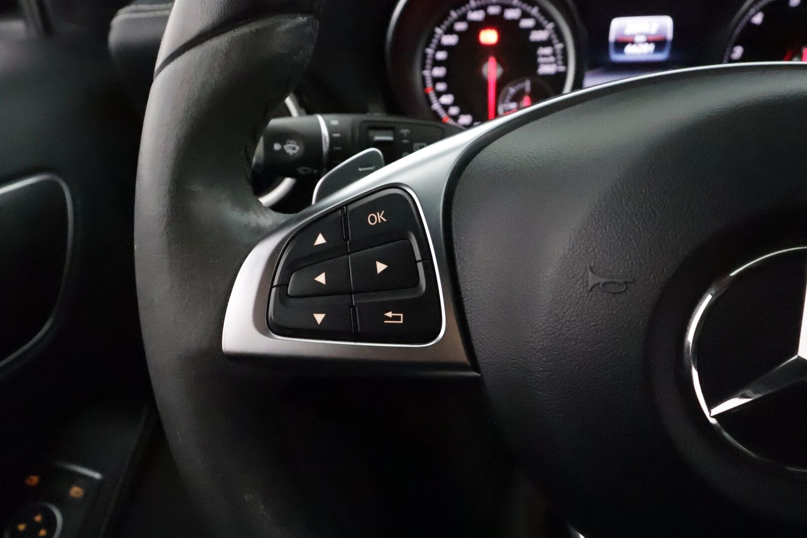 Mercedes-Benz A 2017 180 A White Art Edition AMG **LED-High Performance / P.Kamera / Vakkari / Sporttipenkit / Nahka-Alcantara** - 1-om Suomi-auto / Kahdet Renkaat