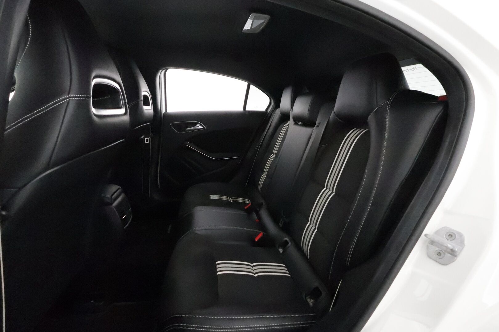 Mercedes-Benz A 2017 180 A White Art Edition AMG **LED-High Performance / P.Kamera / Vakkari / Sporttipenkit / Nahka-Alcantara** - 1-om Suomi-auto / Kahdet Renkaat