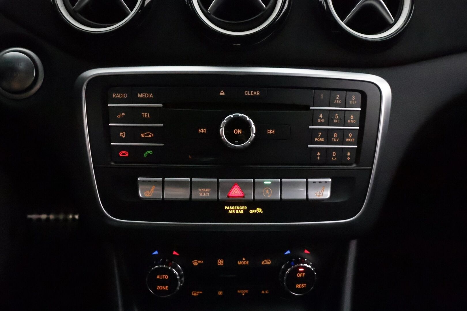 Mercedes-Benz A 2017 180 A White Art Edition AMG **LED-High Performance / P.Kamera / Vakkari / Sporttipenkit / Nahka-Alcantara** - 1-om Suomi-auto / Kahdet Renkaat