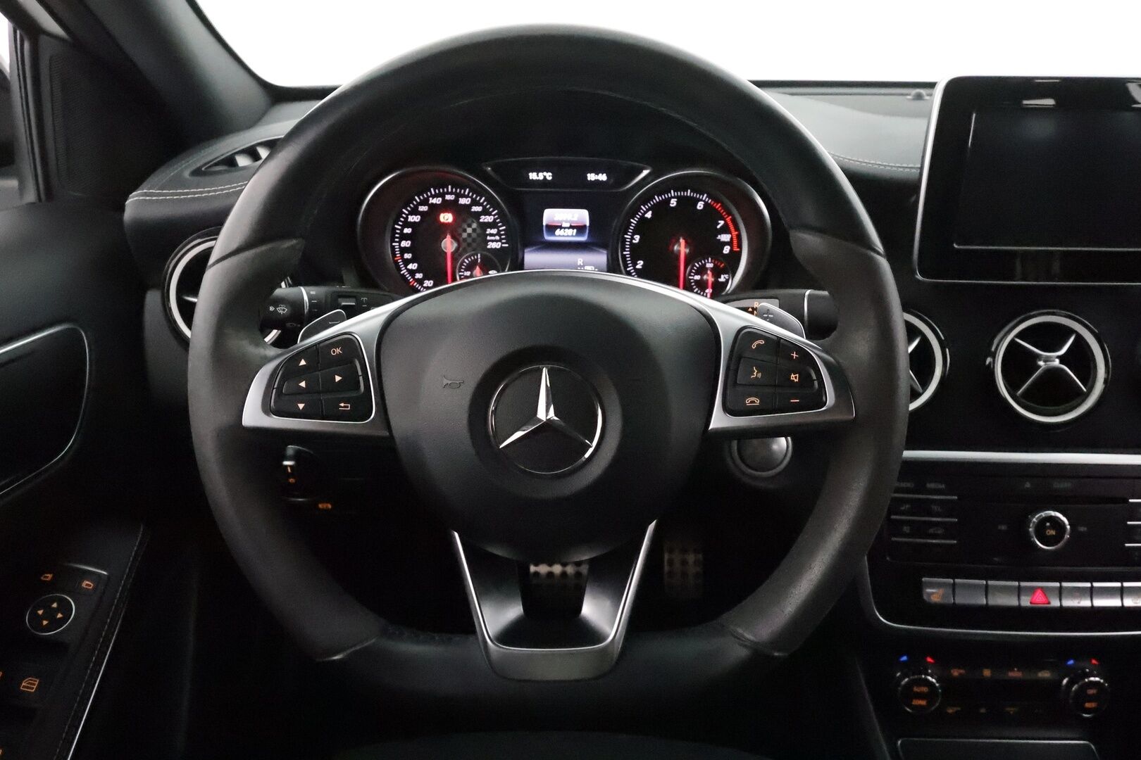 Mercedes-Benz A 2017 180 A White Art Edition AMG **LED-High Performance / P.Kamera / Vakkari / Sporttipenkit / Nahka-Alcantara** - 1-om Suomi-auto / Kahdet Renkaat