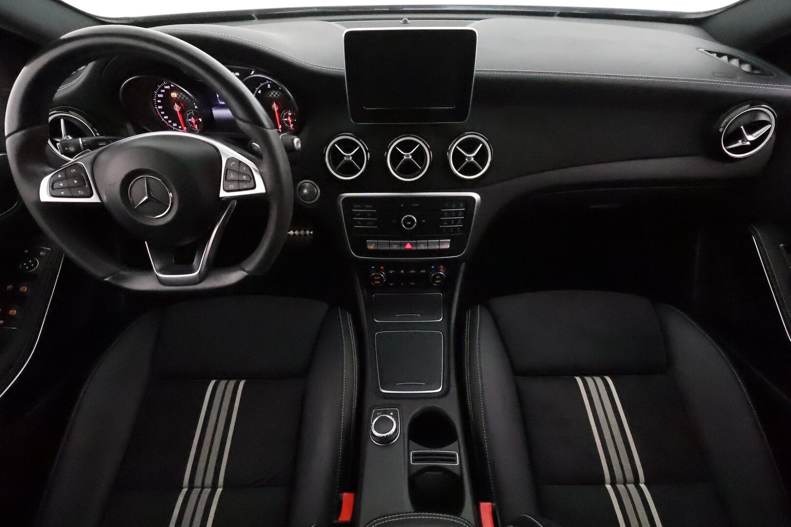 Mercedes-Benz A 2017 180 A White Art Edition AMG **LED-High Performance / P.Kamera / Vakkari / Sporttipenkit / Nahka-Alcantara** - 1-om Suomi-auto / Kahdet Renkaat