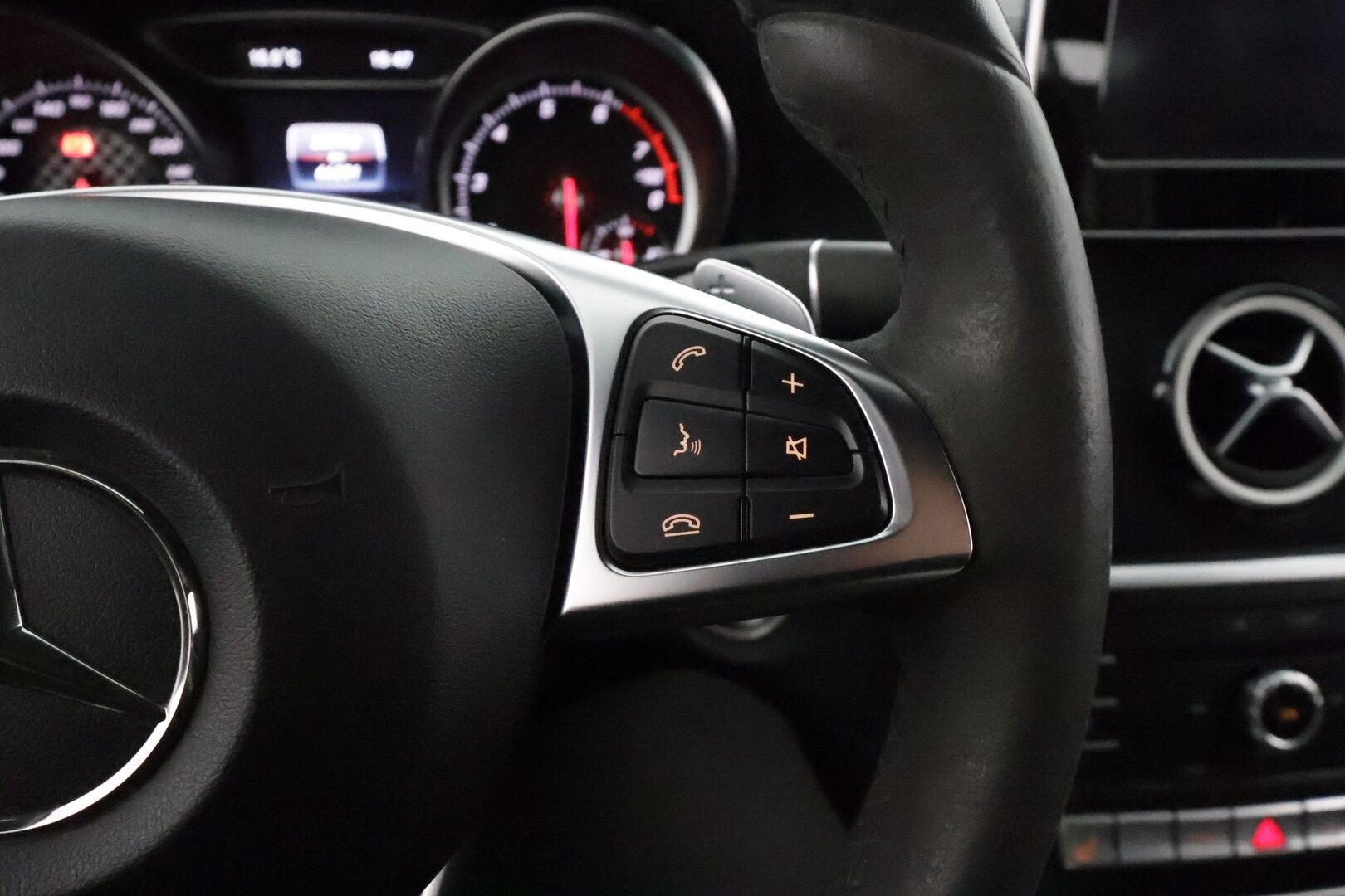 Mercedes-Benz A 2017 180 A White Art Edition AMG **LED-High Performance / P.Kamera / Vakkari / Sporttipenkit / Nahka-Alcantara** - 1-om Suomi-auto / Kahdet Renkaat