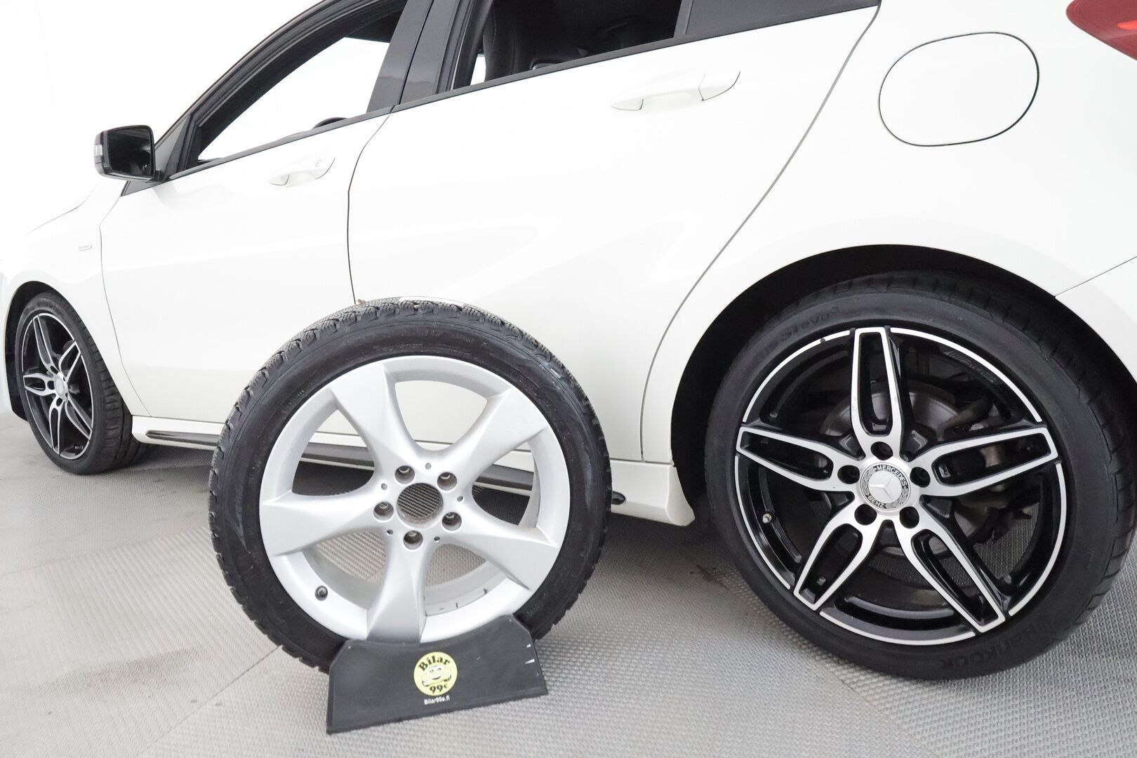 Mercedes-Benz A 2017 180 A White Art Edition AMG **LED-High Performance / P.Kamera / Vakkari / Sporttipenkit / Nahka-Alcantara** - 1-om Suomi-auto / Kahdet Renkaat