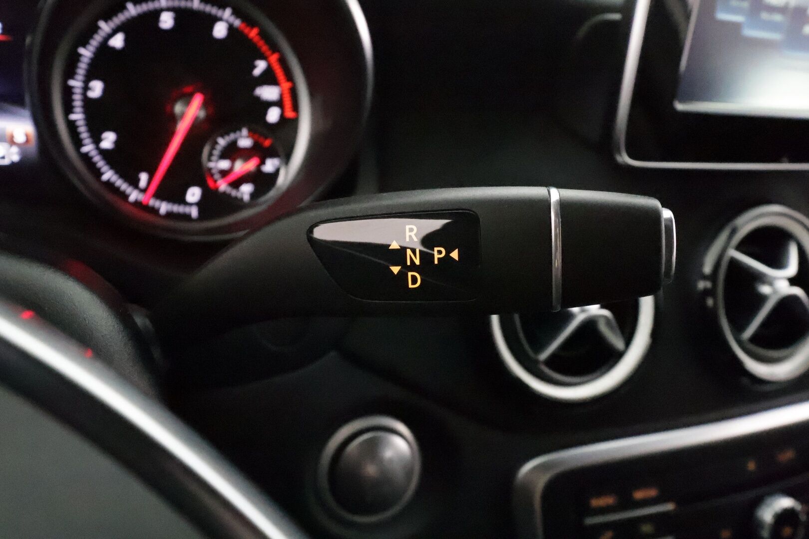 Mercedes-Benz A 2017 180 A White Art Edition AMG **LED-High Performance / P.Kamera / Vakkari / Sporttipenkit / Nahka-Alcantara** - 1-om Suomi-auto / Kahdet Renkaat