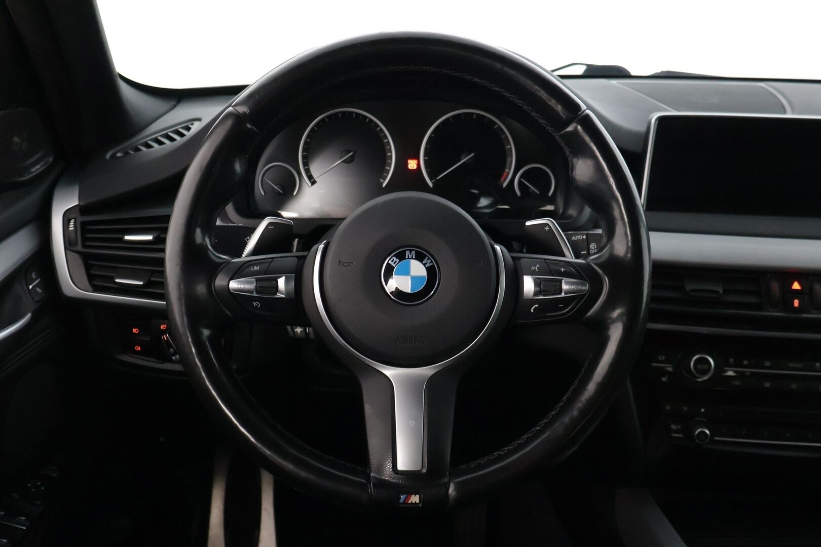 BMW X5 2017 F15 xDrive40e A * YritysOutlet - Myydään vain yrityksille / HarmanKardon / P-kamera / BLIS / Adapt. alusta / HUD * - * Suomi-auto / Näyttävä! / Kahdet renkaat BMW alumiinivanteilla! *