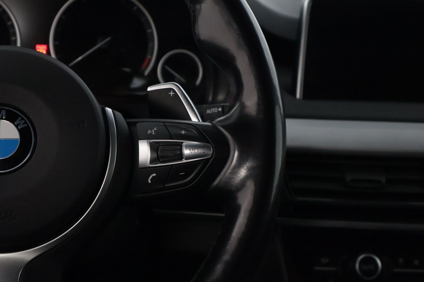 BMW X5 2017 F15 xDrive40e A * YritysOutlet - Myydään vain yrityksille / HarmanKardon / P-kamera / BLIS / Adapt. alusta / HUD * - * Suomi-auto / Näyttävä! / Kahdet renkaat BMW alumiinivanteilla! *