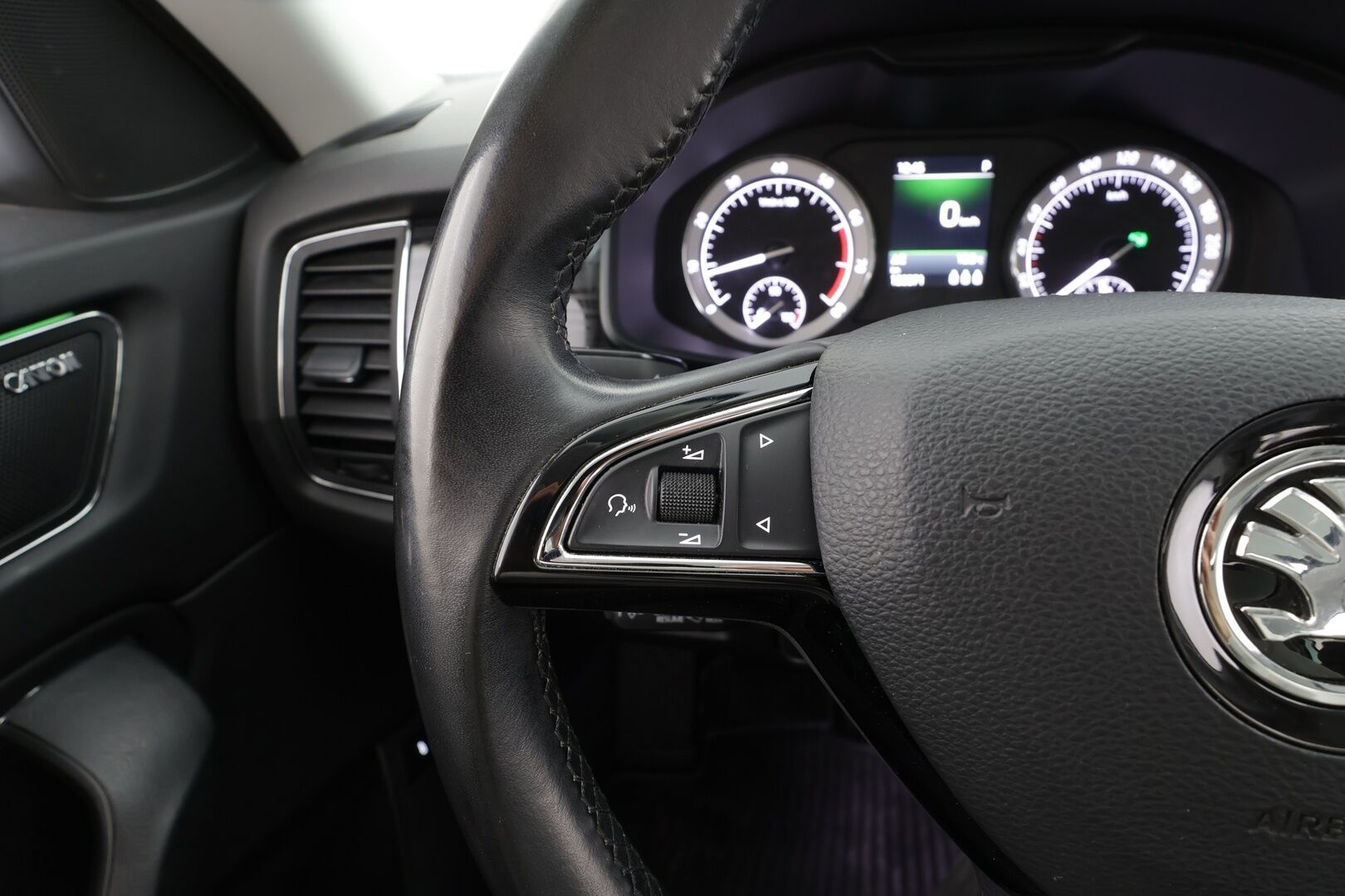 Skoda Kodiaq 2018 1,4 TSI ACT Style DSG 7-P * Webasto / Koukku / Canton / ACC / Panorama / Muistipenkit / P.Tutkat / Navi / Keyless * - 1-om Suomi-auto / Kahdet renkaat aluvanteilla - HULLUT AVAJAISHULINAT KORKOTARJOUS 3,29 %