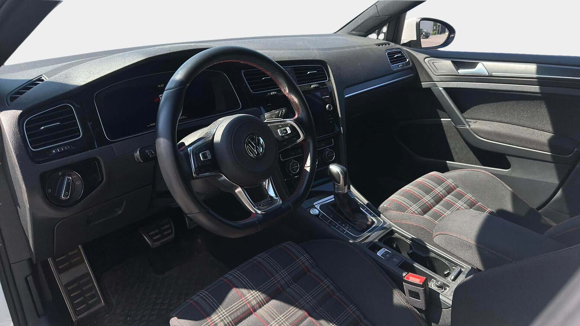Volkswagen Golf 2018 GTI Performance 2,0 TSI 180 kW (245 hv) DSG-aut. / Adapt vak. / Digimittaristo / Webasto / P-Kamera / Keyless / Navi - Suomi-auto merkkiliikkeen huoltohistorialla!