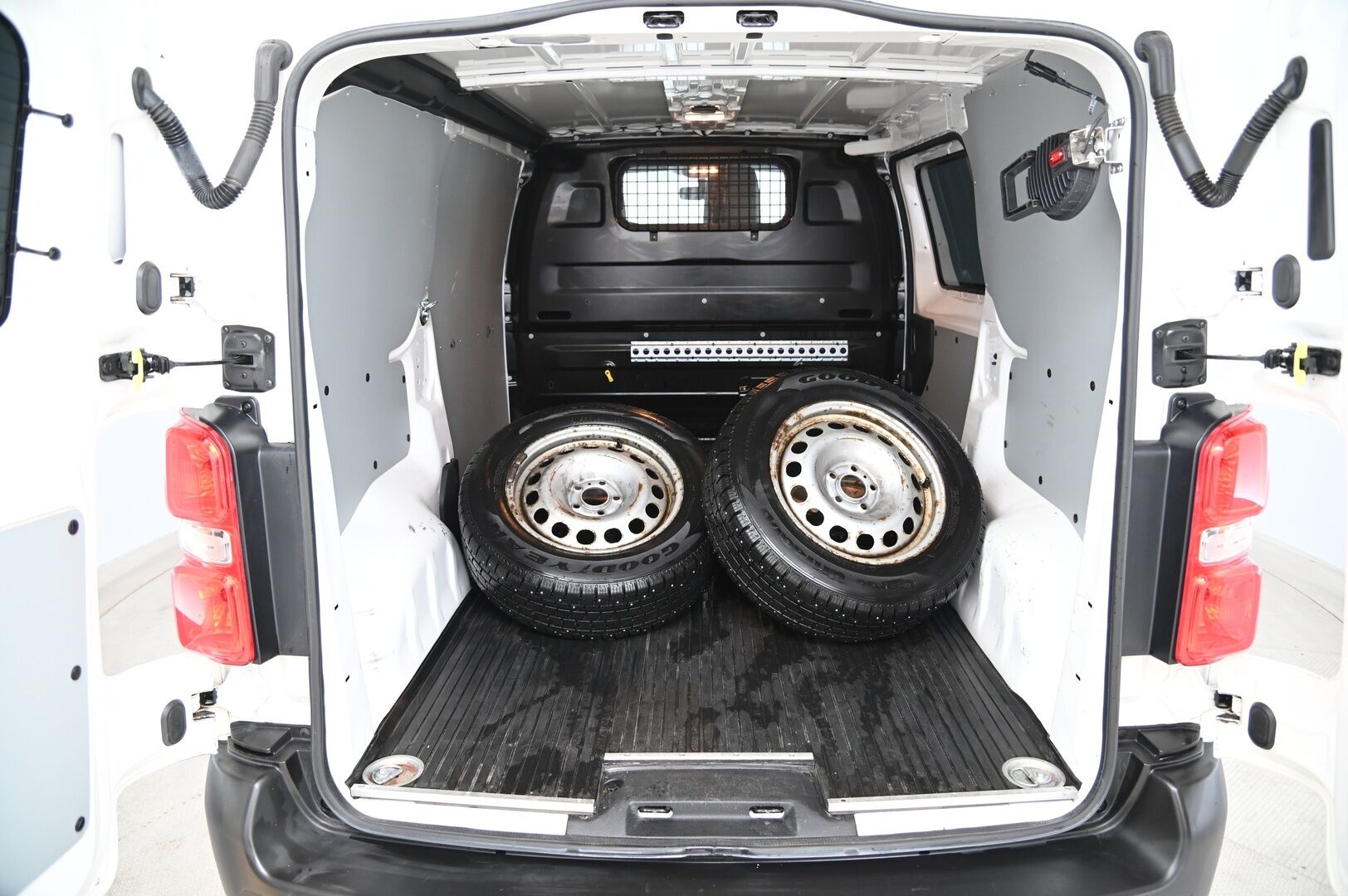 Toyota Proace 2018 L1 2,0 D 120 *Jakopää tehty / Webasto / 2x renkaat / Vakkari* - *Suomi-auto / Jakopää tehty viimeisimmässä huollossa*